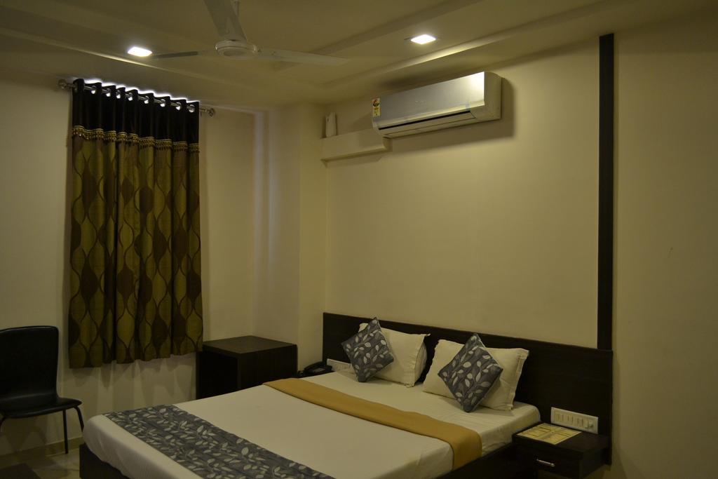 Hotel Park Inn Rajkot Room photo